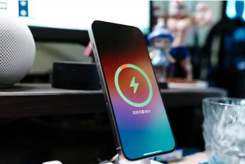 印江苹果15换屏服务分享用什么充电器给iPhone15充电更好 